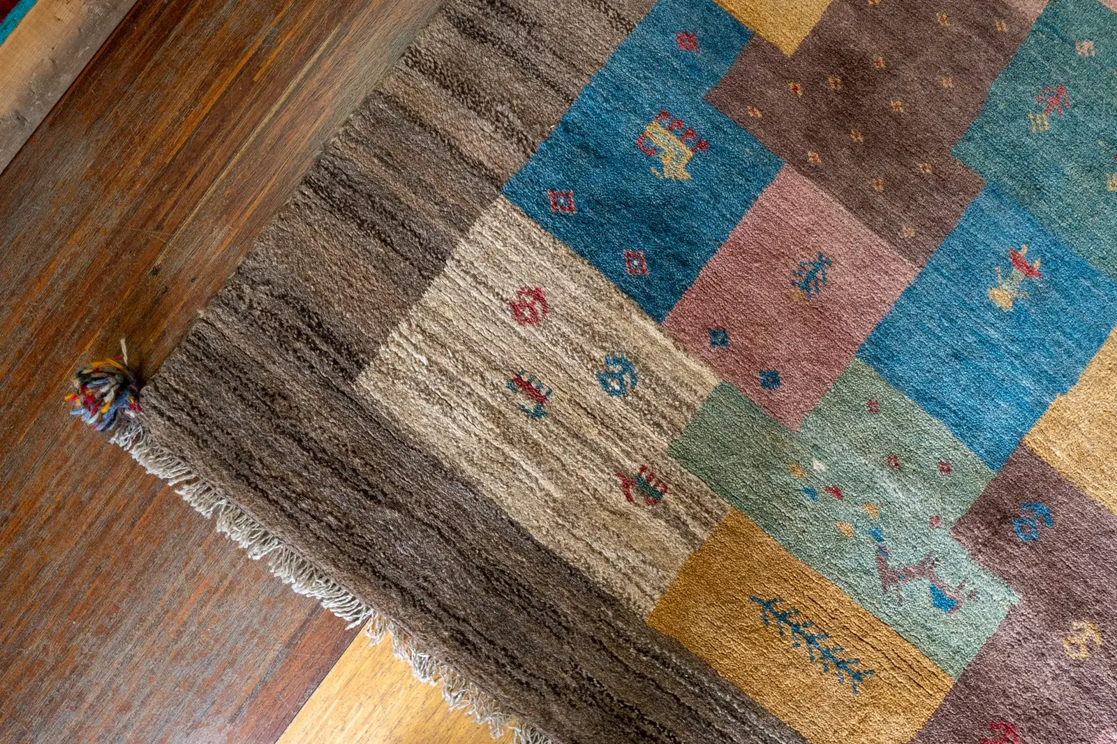 Gabbeh Rug 3924 – Genuine Hand-Woven Wool Oriental Rug View 3