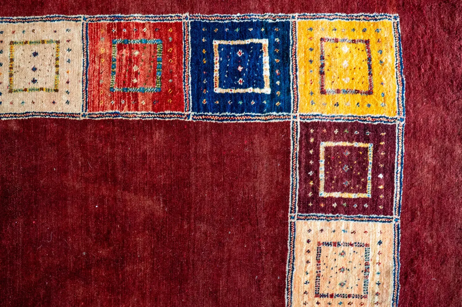 Gabbeh Rug 3925 – Genuine Hand-Woven Wool Oriental Rug
