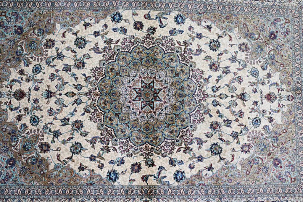 Qum Design Silk Rug 5'x7' View 3