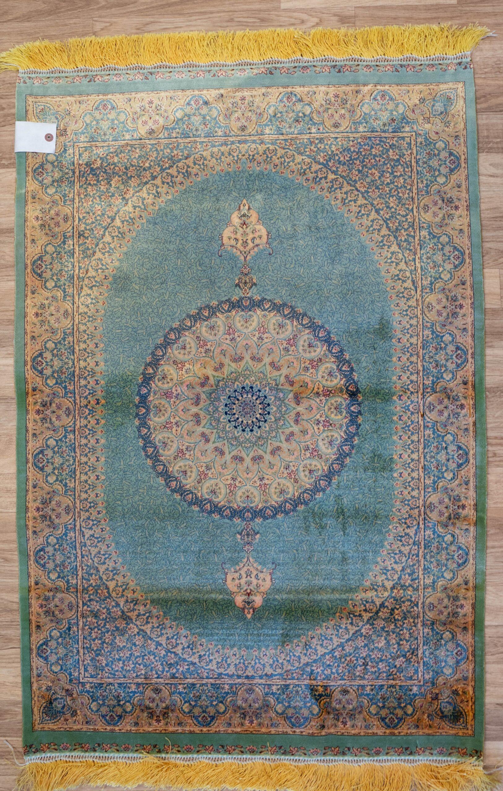 Qum Design Sik Rug 2.7'x3.11' View 1