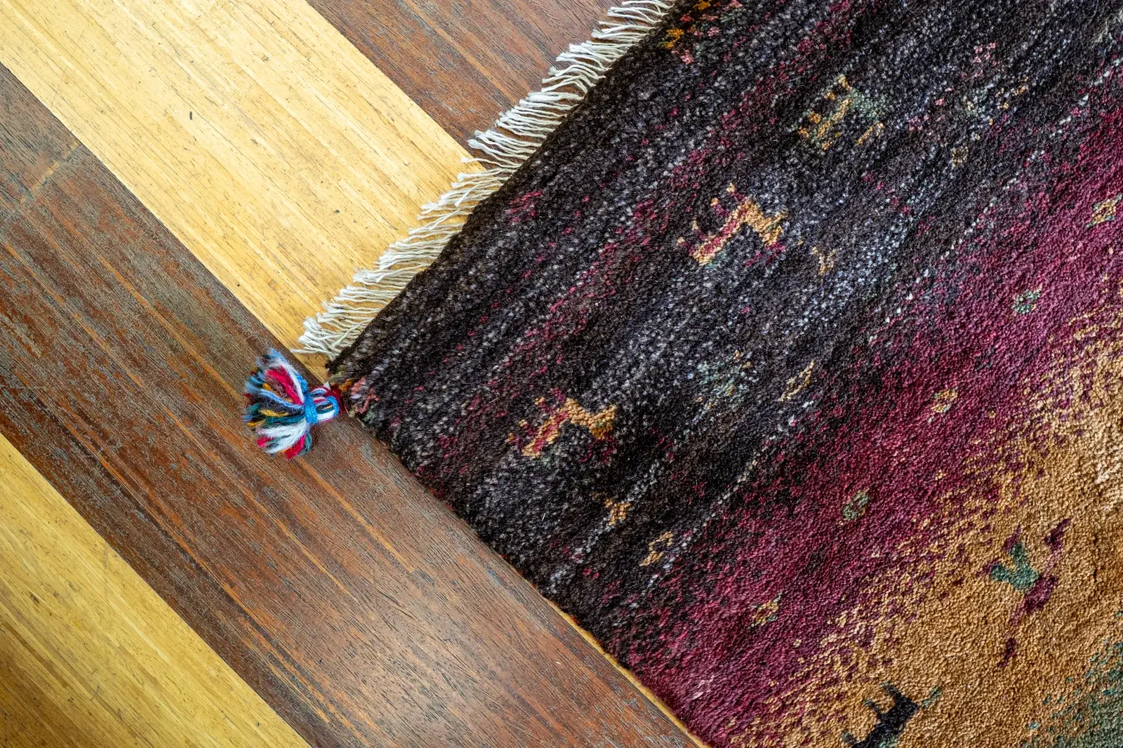 Gabbeh Rug 3926 – Genuine Hand-Woven Wool Oriental Rug View 5