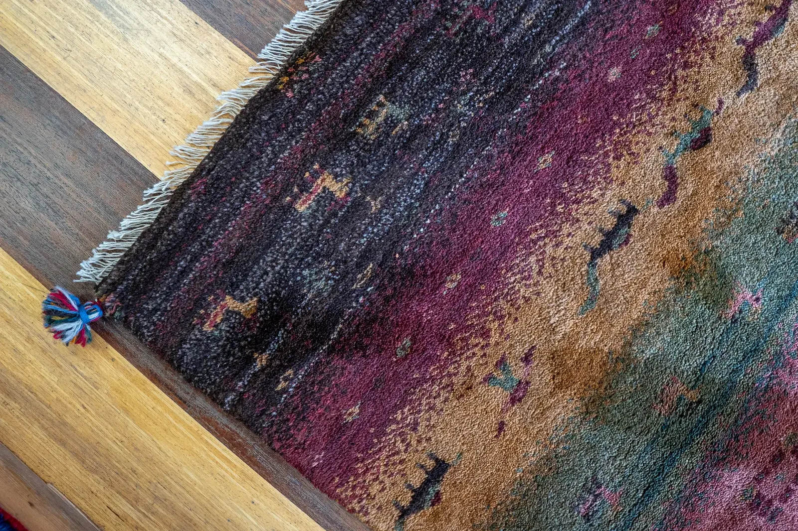 Gabbeh Rug 3926 – Genuine Hand-Woven Wool Oriental Rug View 3