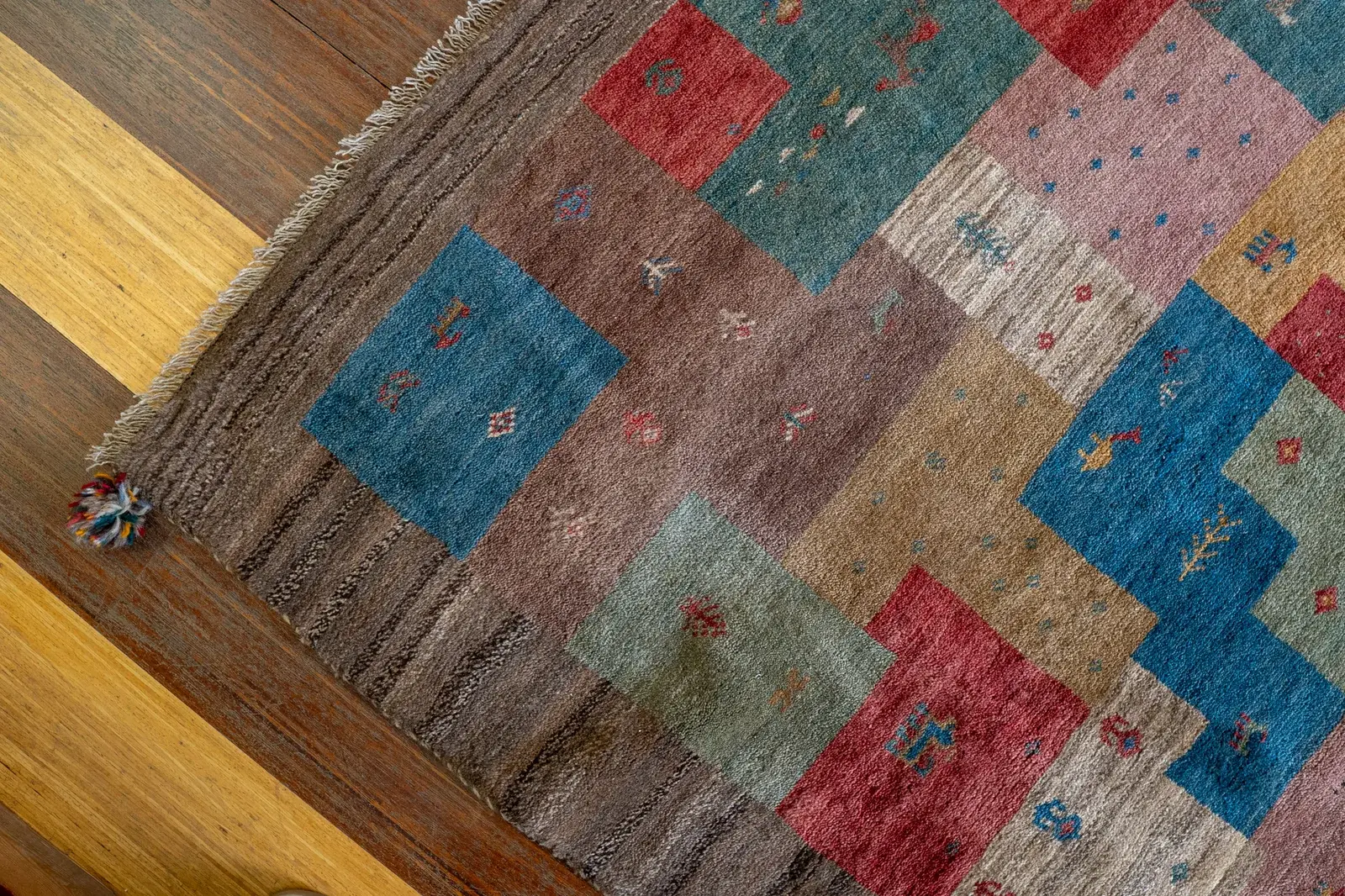 Gabbeh Rug 3924 – Genuine Hand-Woven Wool Oriental Rug View 4