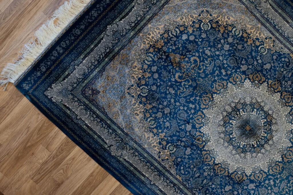 Qum Design Silk Rug 4'x6' View 3