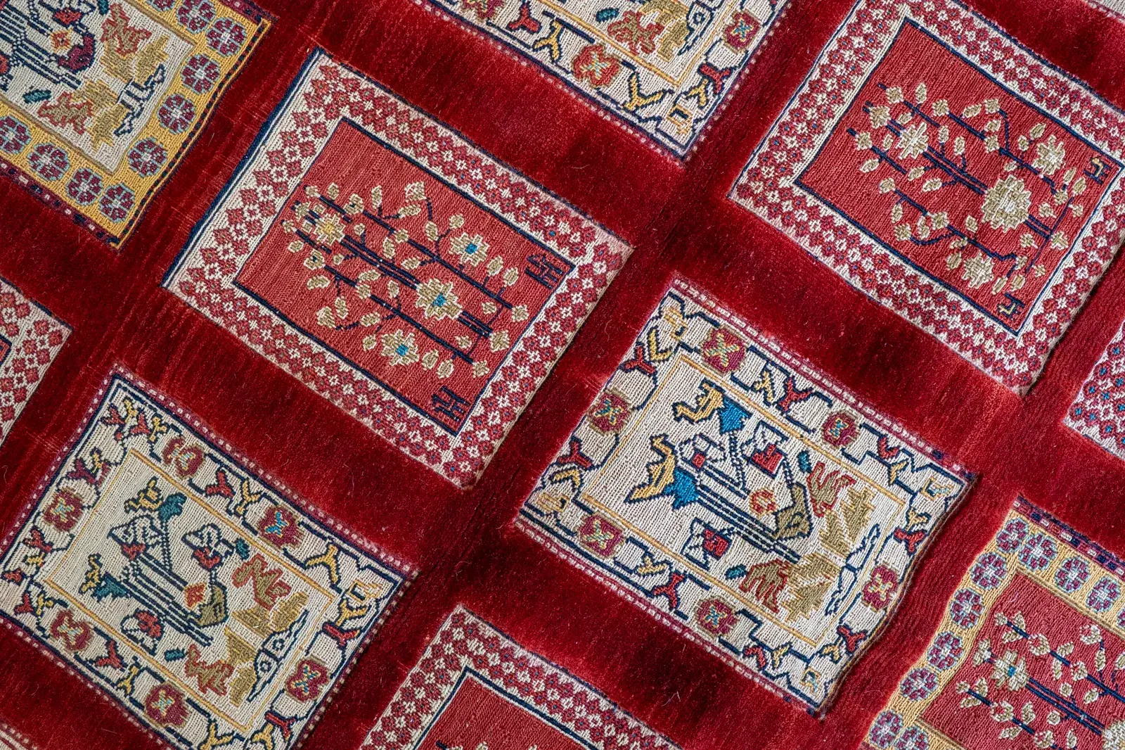 Gabbeh Rug AR-3927 – Genuine Hand-Woven Wool Oriental Rug View 3