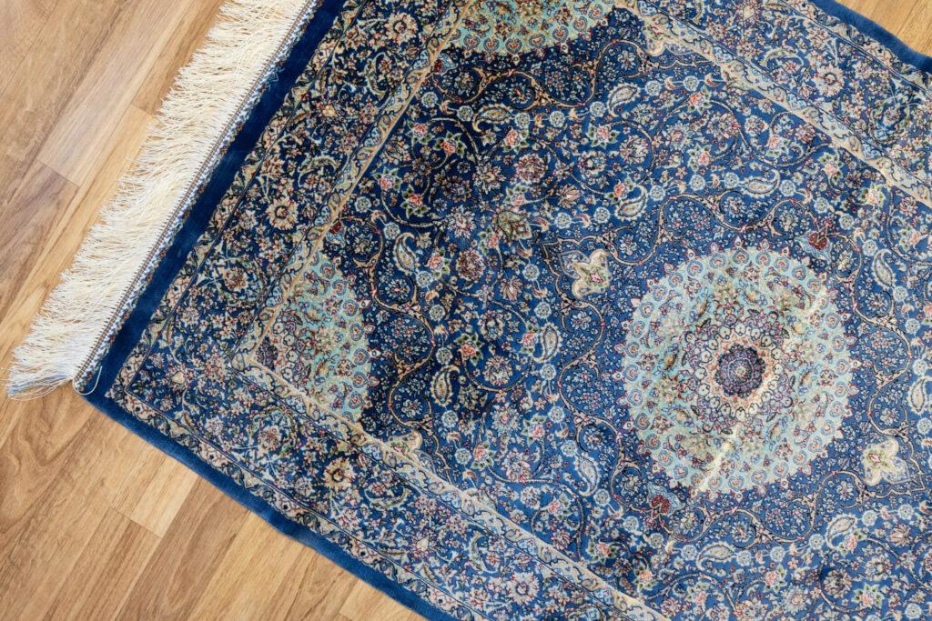 Qum Design Silk Rug 2.7'x3.11' View 3