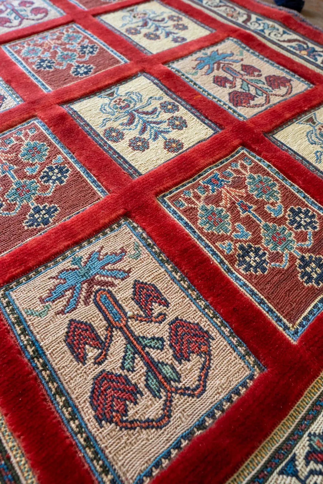 Kilim Rug 3913 – Genuine Hand-Woven Wool Oriental Rug View 3